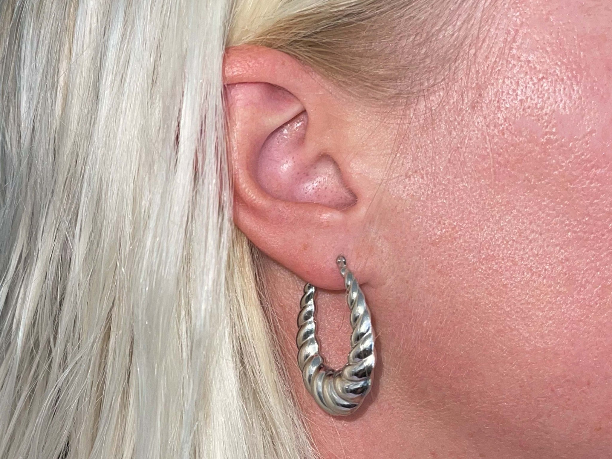 Scalloped Oval Hoop Earrings in 18k White Gold