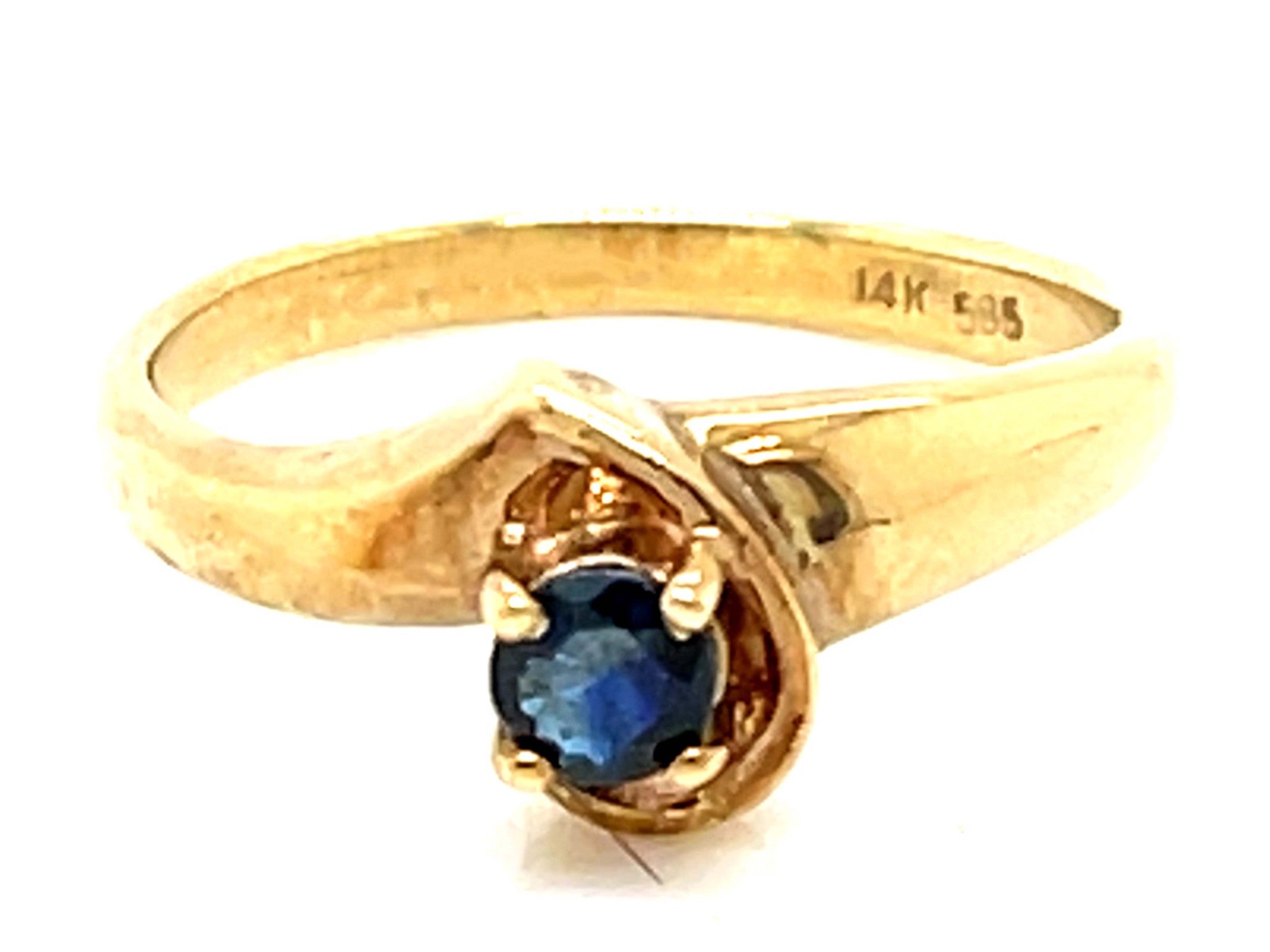 Blue Round Sapphire Ring in 14k Yellow Gold