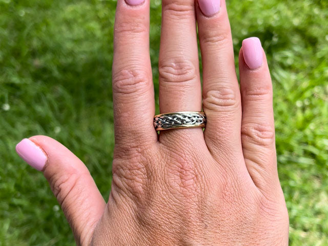 2-Toned Wedding Band for Mens in 18k Gold Solitaire Jewelers